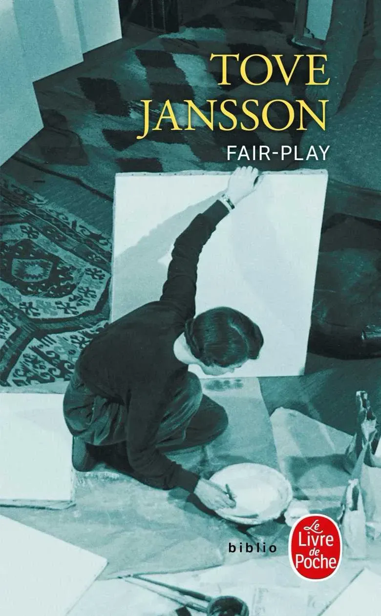 couverture du livre Fair-Play de Tove Jansson. On y voit une femme qui tient une toile de peinture. Elle a les cheveux foncés et plaqués. Ell porte un pull et un pantalon. On ne voit que partiellement son visage.